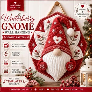 Puede incluir: Un patrón de costura para tapiz acolchado y bordado con un gnomo de gorro rojo, barba blanca y detalle de corazón. El texto dice Winterberry GNOME WALL HANGING, SEWING PATTERN, STEP-BY-STEP PHOTO TUTORIAL, BEGINNER FRIENDLY, PRINTABLE PDF PATTERN, PERFECT HANDMADE GIFT, FULL SIZE TEMPLATES INCLUDED, HANDMADE WITH LOVE, QUILTED & EMBROIDERED DETAILS, COTTAGECORE STYLE, COZY, FESTIVE, MAKE WITH LOVE.