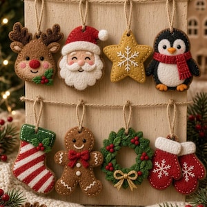 Könnte beinhalten: Ein Set aus acht Weihnachtsanhängern aus Filz, die an einem Holzbrett hängen, darunter ein Rentier, der Weihnachtsmann, ein goldener Stern, ein Pinguin, ein gestreifter Strumpf, ein Lebkuchenmann, ein grüner Kranz und rote Fäustlinge mit Schneeflocken.