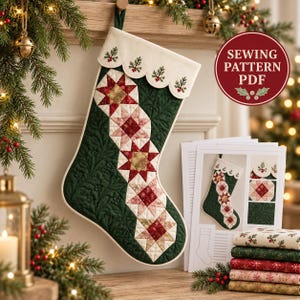 Könnte beinhalten: Ein gesteppter Weihnachtsstrumpf aus dunkelgrünem Stoff mit Blattmuster und einer diagonalen Reihe aus roten, rosafarbenen und goldenen sternförmigen Quiltblöcken. Die cremefarbene Manschette hat gewellte Ränder und gestickte Zweige. Enthält ein PDF-Schnittmuster.