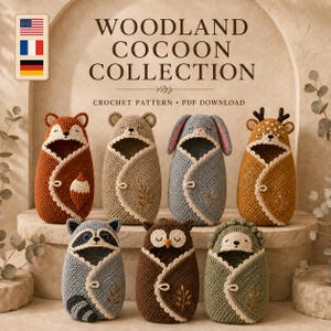 Könnte beinhalten: Eine Sammlung von sieben gehäkelten Waldtier-Kokon-Designs, darunter Fuchs, Bär, Hase, Reh, Waschbär, Eule und Igel. Der Text lautet WOODLAND COCON COLLECTION CROCHET PATTERN PDF DOWNLOAD. Jeder Kokon verfügt über eine individuelle Tierkapuze.