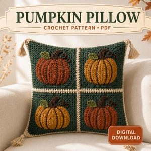 Op de afbeelding: Een vierkant gehaakt kussen met vier panelen met pompoenmotieven in oranje en geel op een donkergroene achtergrond. Het kussen heeft crèmekleurige randen en kwastjes op elke hoek. De tekst luidt PUMPKIN PILLOW CROCHET PATTERN PDF.