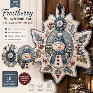 Könnte beinhalten: Ein PDF-Schnittmuster namens Frostberry Snowfriend Star mit einem sternförmigen, gesteppten Wandbehang, der einen Schneemann mit blauem Hut und Schal zeigt. Die fertige Größe des Objekts beträgt 45,7 cm.