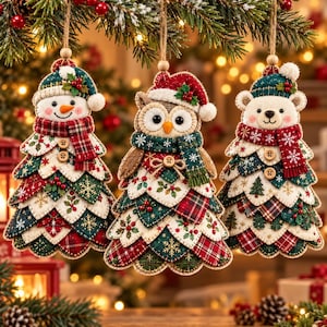 Può includere: Tre decorazioni natalizie sospese a forma di pupazzo di neve, gufo e orso polare. Ogni figura indossa un cappello e una sciarpa, con corpi realizzati in pezzi di tessuto sovrapposti a forma di squame, nei colori rosso, verde e bianco.