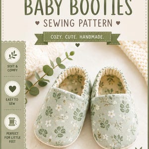 Könnte beinhalten: Ein Schnittmuster für Babyschuhe mit dem Text BABY BOOTIES SEWING PATTERN, COZY. CUTE. HANDMADE., SOFT & COMFY, EASY TO SEW, PERFECT FOR LITTLE FEET und 0-6 MONTHS (adjustable). Das Bild zeigt zwei salbeigrüne Babyschuhe mit weißem Blumenmuster.