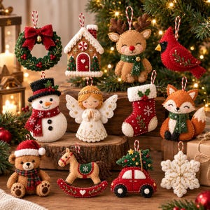 Puede incluir: Una colección de once adornos navideños de fieltro que incluye una corona, casa de jengibre, reno, cardenal, muñeco de nieve, ángel, calcetín, zorro, oso de peluche, caballito balancín, coche con árbol y un copo de nieve, todos con lazos.