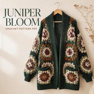Op de afbeelding: Een vest met lange mouwen gemaakt van gehaakte granny squares in de kleuren donkergroen, bordeauxrood, roest en crème. Het kledingstuk heeft een geribbelde kraag, boorden en zoom in donkergroen, twee voorzakken en de tekst JUNIPER BLOOM CROCHET PATTERN PDF.