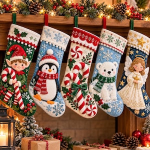 Könnte beinhalten: Fünf Weihnachtsstrümpfe aus Filz hängen in einer Reihe. Der erste ist grün mit einem Elfen, der zweite hellblau mit einem Pinguin, der dritte cremefarben mit Zuckerstangen, der vierte hellblau mit einem Eisbären und der fünfte dunkelblau mit einem Engel.