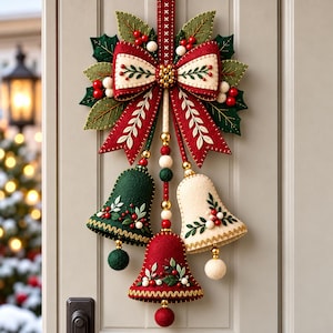 Pode incluir: Um enfeite de Natal de feltro para parede com um grande laço vermelho e creme, folhas de azevinho verdes e bagas vermelhas. Abaixo pendem três sinos de feltro em verde escuro, creme e vermelho, decorados com bordados e pequenas bolas.