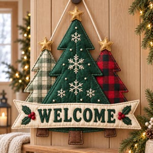 Könnte beinhalten: Ein gesteppter Wandbehang mit drei Weihnachtsbäumen in Grün, Rot-Karo und Grün-Karo, gekrönt von goldenen Sternen. Ein cremefarbenes Banner am unteren Rand zeigt das Wort WELCOME in grünen Buchstaben, verziert mit roten Stechpalmenbeeren.