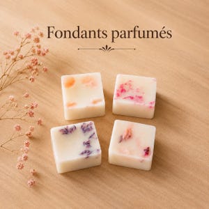 Puede incluir: Cuatro ceras perfumadas cuadradas blancas con inclusiones florales, dispuestas sobre una superficie marrón claro. Las ceras presentan acentos florales rosas, morados y naranjas. El texto "Fondants parfumés" está arriba.