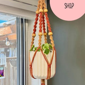 Makramé-växthängare redo att skickas | Tvåfärgad bohemisk växthängare med pärlor | Liten hängande kruka | Brun & rostfärgad makramé | 22 tum