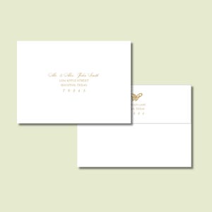 Puede incluir: Dos sobres blancos con texto dorado. Uno muestra la dirección "Mr. & Mrs. John Smith, 1234 APPLE STREET, HOUSTON, TEXAS, 78345." El otro presenta un diseño de mariposa y el texto "CAN LANE, TEXAS, 584."