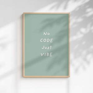 以下が含まれることがあります： 黒いハンドルと「But First, Coffee」のテキストが黒い太字で書かれた白いセラミックマグ。マグは白い表面に置かれています。