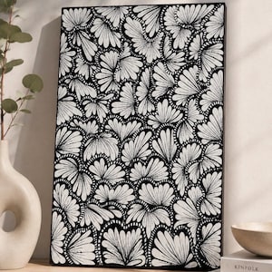 Puede incluir: Una pieza de arte mural rectangular con un patrón de alto contraste en blanco y negro de motivos botánicos repetitivos en forma de abanico. El diseño consiste en líneas densas de estilo dibujado a mano que crean una textura orgánica y superpuesta.