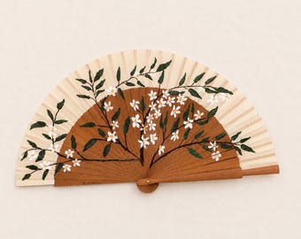 Abanico artesanal de madera de peral pintado a mano con flores blancas | Pieza única | Hecho en España