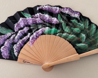 Ventaglio dipinto a mano con fiori lilla su sfondo nero | Elegante ventaglio artigianale | Regalo originale per donna | Prodotto in Spagna