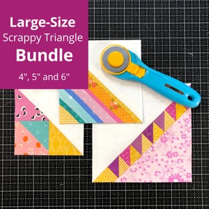 Könnte beinhalten: Ein Quilt-Bundle mit dem Text "Large-Size Scrappy Triangle Bundle" und den Größen 10,16 cm, 12,7 cm und 15,24 cm. Das Bild zeigt drei Stoffdreiecke mit bunten Mustern und einen blauen Rollschneider mit gelber Klinge.