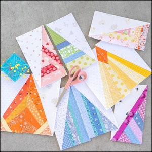 Peut inclure: Un ensemble de huit blocs de courtepointe inachevés avec une variété de bandes de tissu colorées disposées en diagonale. Les blocs sont faits de tissu blanc avec un motif subtil et sont prêts à être matelassés.