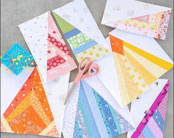 Puede incluir: Una colección de ocho bloques de colcha sin terminar con una variedad de tiras de tela de colores dispuestas en un patrón diagonal. Los bloques están hechos de tela blanca con un patrón sutil y están listos para acolchar.