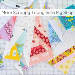Pu&ograve; includere: Una collezione di ritagli di tessuto colorati cuciti insieme per creare forme triangolari. I ritagli di tessuto presentano vari motivi, tra cui pois, strisce e disegni floreali. Il testo "More Scrappy Triangles in My Shop" &egrave; visualizzato nella parte superiore dell'immagine.