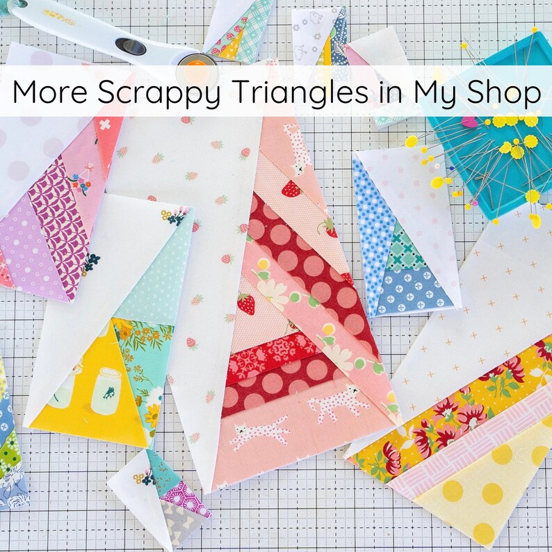 Pu&ograve; includere: Una collezione di ritagli di tessuto colorati cuciti insieme per creare forme triangolari. I ritagli di tessuto presentano vari motivi, tra cui pois, strisce e disegni floreali. Il testo "More Scrappy Triangles in My Shop" &egrave; visualizzato nella parte superiore dell'immagine.