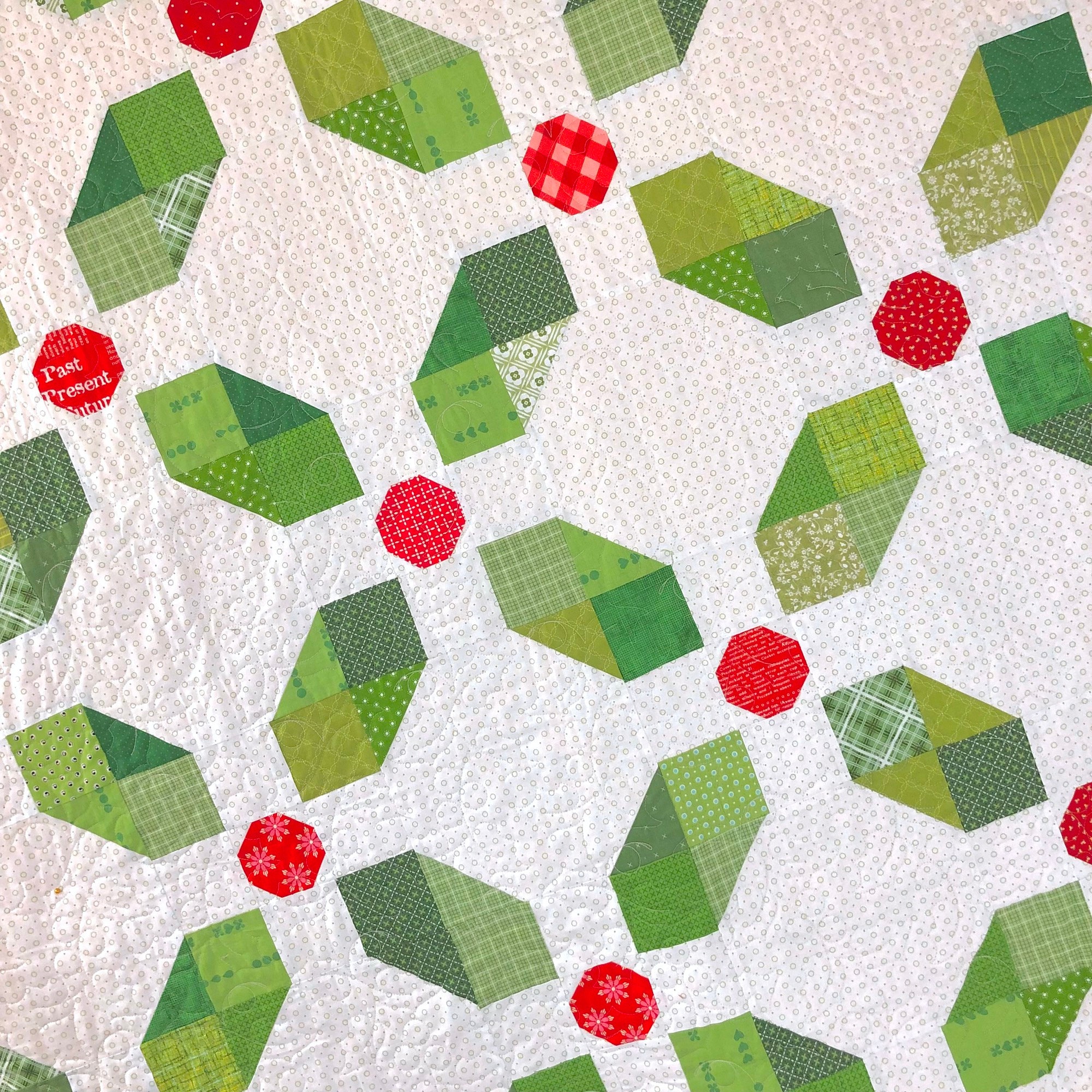 PDF - Scrappy Holly Christmas Quilt Pattern With Coordinating Throw ...