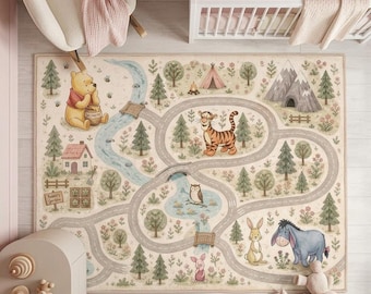 Puede incluir: Una alfombra rectangular con un mapa impreso del Bosque de los Cien Acres que incluye ilustraciones de Winnie the Pooh, Tigger, Piglet, Eeyore y Rabbit. El diseño presenta un camino gris serpenteante, un río azul, árboles verdes y montañas.
