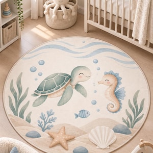 Puede incluir: Una alfombra redonda con fondo beige claro y una escena submarina. El diseño incluye una tortuga marina verde, un caballito de mar beige, un pequeño pez azul, una estrella de mar, una concha, algas azules y burbujas en tonos azul y blanco.