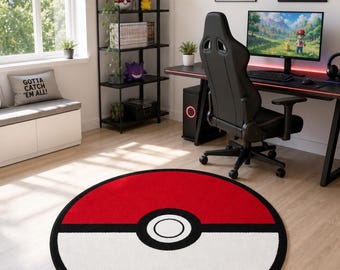 Puede incluir: Una alfombra circular con un diseño rojo y blanco con un círculo central negro y blanco, que imita la apariencia de una Poké Ball. La alfombra está colocada sobre un suelo de madera clara en una habitación con muebles y decoración gaming.