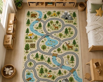 Puede incluir: Una alfombra rectangular con un paisaje forestal impreso que incluye un camino gris sinuoso, un río azul, árboles verdes y varios animales salvajes como un oso, un ciervo y un zorro. El diseño muestra pequeñas casas y puentes de madera.