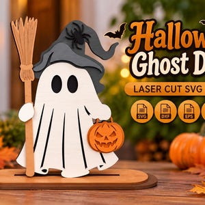 Puede incluir: Un recorte de madera en capas de un fantasma blanco con un sombrero de bruja gris oscuro con una araña, sosteniendo una escoba color canela y una calabaza naranja. El texto dice Halloween Ghost Decor Laser Cut SVG Design con iconos SVG, DXF, EPS, PDF y DWG.
