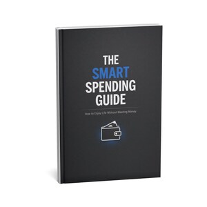 Peut inclure: Un livre à couverture rigide noir intitulé "The Smart Spending Guide". Le titre est en blanc et bleu, avec le sous-titre "How to Enjoy Life Without Wasting Money" en dessous. Un contour blanc d'un portefeuille avec de l'argent est en bas.