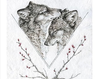 Op de afbeelding: Een zwart-witte tekening van twee wolven, een met zijn kop op de schouder van de ander, tegen een witte achtergrond met een gestileerd bloemmotief en geometrische vormen in rood.