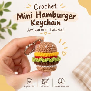 Könnte beinhalten: Eine Häkelanleitung für einen Mini-Hamburger-Schlüsselanhänger als Amigurumi, bestehend aus einem braunen Brötchen mit weißen Stichen, gelbem Käse, roter Tomate, grünem Salat und einem braunen Patty. Der Text lautet Crochet Mini Hamburger Keychain Amigurumi Tutorial.