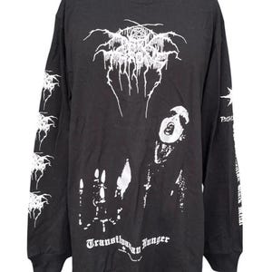 Peut inclure: Un t-shirt noir à manches longues avec une impression graphique blanche. Le devant présente le logo Darkthrone, une silhouette à la bouche ouverte et le texte Transilvanian Hunger. Les manches comportent des motifs graphiques blancs répétés.