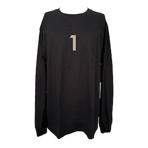 Puede incluir: Camiseta negra de manga larga con cuello redondo. La camiseta presenta un gran número "1" de color beige impreso en la parte delantera. La camiseta está hecha de un material suave y opaco, adecuada para uso casual.