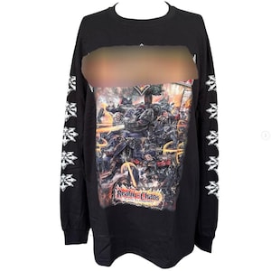 May include: Black long-sleeved shirt with a detailed graphic print of a battle scene and the text "Realm of Chaos" and "Slaves to Darkness". The sleeves have a white repeating pattern. The shirt is made of a soft material.