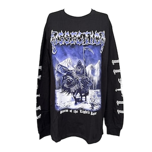 Peut inclure: T-shirt noir à manches longues avec un motif d'une figure encapuchonnée à cheval avec une faux, sur fond de montagnes enneigées. Le t-shirt porte le nom du groupe "Dissection" en bleu et le texte "Storm of the Light's Bane".