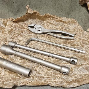 USSR Set med sovjetiska originalverktyg Zil Gaz Uaz NVA 69 131 469 452 Militar 51 63 Volga Lada Moskvich Vaz Zaz 130 131