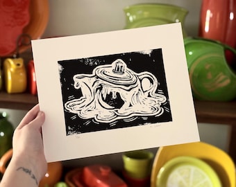 Grabado en linóleo de tetera Fiestaware / Arte de cerámica derretida, decoración de cocina en blanco y negro (8x10)