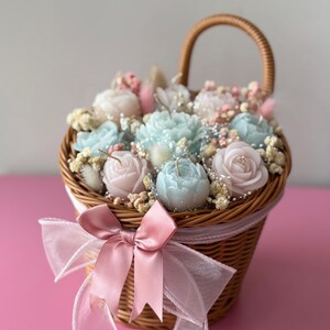 Cesta de flores con vela de cera de abeja