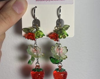 Orecchini a forma di fiore di fragola, fatti a mano e personalizzati