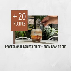 以下が含まれることがあります： 「+ 20 RECIPES PROFESSIONAL BARISTA GUIDE – FROM BEAN TO CUP」と題されたプロのバリスタガイド。金属製のジガーからアイスコーヒーがグラスに注がれている様子が描かれています。テキストは茶色の四角形と下部に表示されています。
