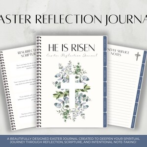 Op de afbeelding: Een spiraalgebonden paasreflectiedagboek met een witte kaft, een centraal wit kruis en groene eucalyptusbladeren. De tekst luidt HE IS RISEN en Easter Reflection Journal. De binnenpagina's tonen bijbelteksten en notities voor de zondagsdienst.
