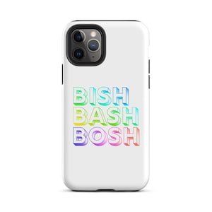 Puede incluir: Funda de teléfono blanca con la frase "BISH BASH BOSH" en una fuente 3D colorida. El texto está apilado verticalmente, cada palabra en un degradado de color diferente, que va del verde al morado.