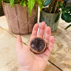 Peut inclure: Une tasse en céramique blanche avec une anse noire et le texte "But First, Coffee" en noir, en gras. La tasse est posée sur une surface en bois. La tasse mesure environ 10 cm de haut.