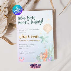 Może przedstawiać: Prostokątne zaproszenie na baby shower z jasnoniebieskim gradientem w tle i napisem sea you soon, baby! w kolorze ciemnozielonym. Projekt zawiera ilustracje muszli, rozgwiazdy, koralowców i kraba oraz szczegóły wydarzenia dla Riley i Evana.