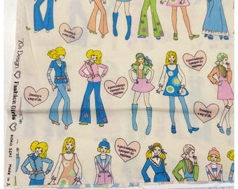 以下が含まれることがあります： 70 年代風の女の子がカラフルな服装をしてハンドバッグを持っているという繰り返しパターンが施された白い生地。生地には「70s Design」、「Fashion Girls」、「KOKO SEKI」、「Made in J.」、「Dressing is a way of life」というテキストがパターン全体に繰り返されている。