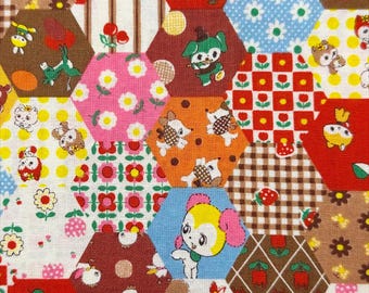 Könnte beinhalten: Ein Patchwork-Stoff mit verschiedenen sechseckigen Mustern. Der Stoff zeigt Zeichentricktiere, Blumen und geometrische Formen in einer lebendigen Farbpalette aus Rot, Rosa, Blau, Orange und Braun. Das Design erinnert an Vintage-Kindertextilien.