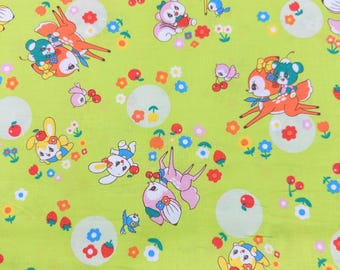 Könnte beinhalten: Ein grüner Stoff mit einem sich wiederholenden Muster aus Comic-Tieren und Blumen. Zu den Tieren gehören Hirsche, Kaninchen, Eichhörnchen und Vögel. Die Blumen sind in den Farben Rosa, Gelb und Blau gehalten.